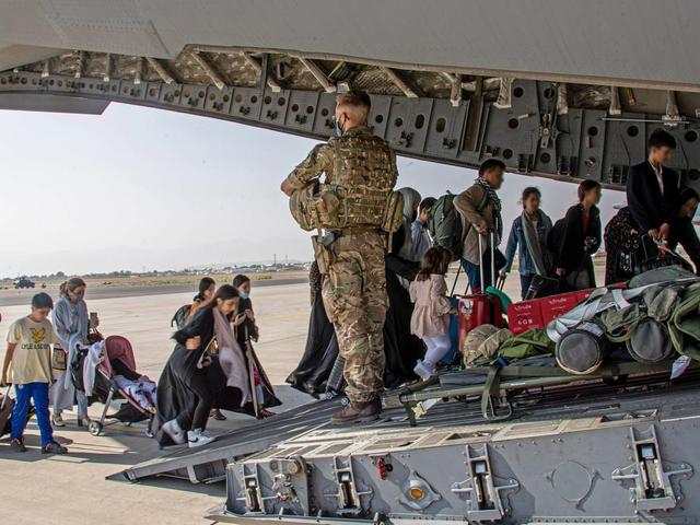 驻阿富汗大使馆安保人员遭“抛弃”，英国辩解：他们是外包的