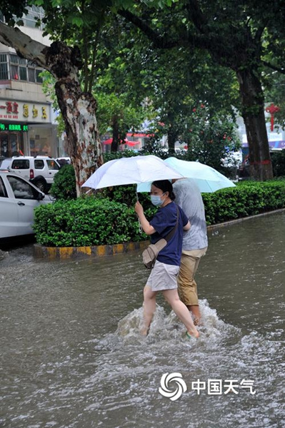 △今天上午，河南汝州强降雨导致低洼路面积水严重