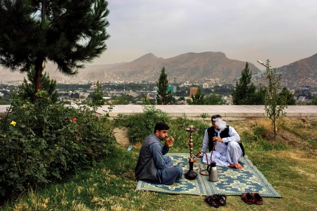 2017年7月，阿富汗喀布尔，人们在Wazir山上的公园内吸水烟。图/视觉中国