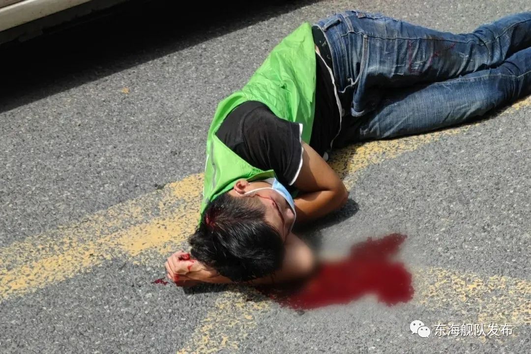 路遇车祸00后东海水兵果断出手