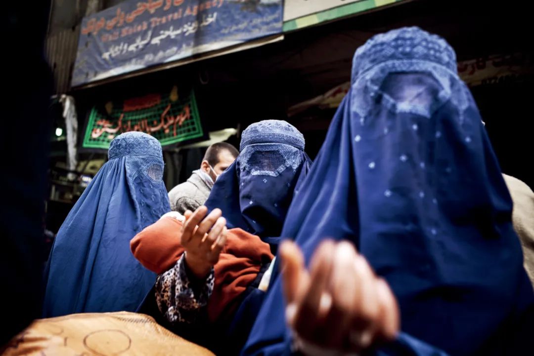 2015年10月，阿富汗喀布尔，身披布尔卡的女性在街头乞讨。图/视觉中国