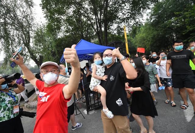 乐活城北区,居民们挥手庆祝解封.新京报记者 王贵彬 摄