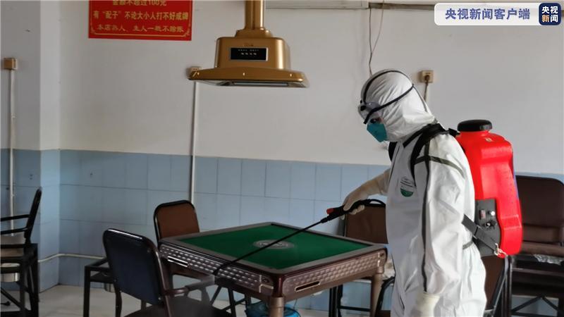 江苏扬州消防员进入涉疫棋牌室 开展全方位消杀