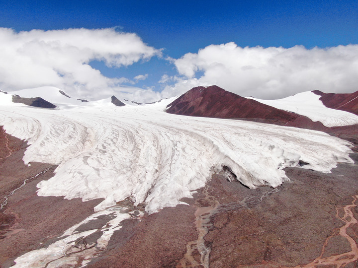 这是2021年7月26日拍摄的长江源地区的冬克玛底冰川(无人机照片).