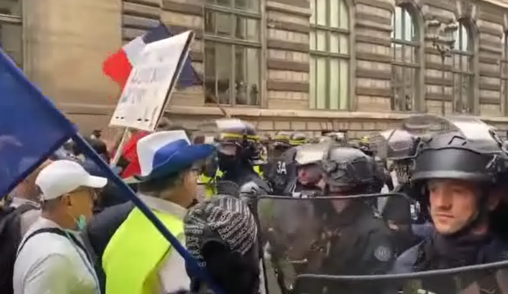 图说：法国爆发抗议示威活动