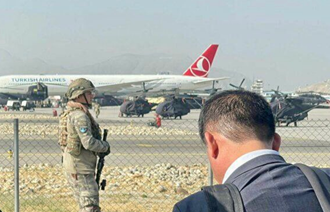 停放在喀布尔机场的美军“小鸟”直升机