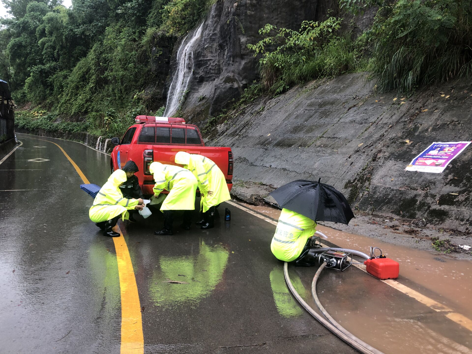 重庆忠县暴雨加暴水雨情多条河流水位暴涨房屋被淹