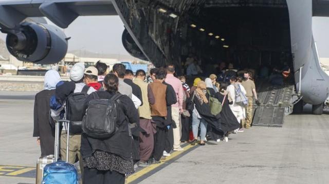 撤离人员登上美军一架C-17运输机 图源：美国防部