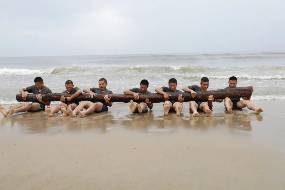 在沙滩进行扛圆木训练