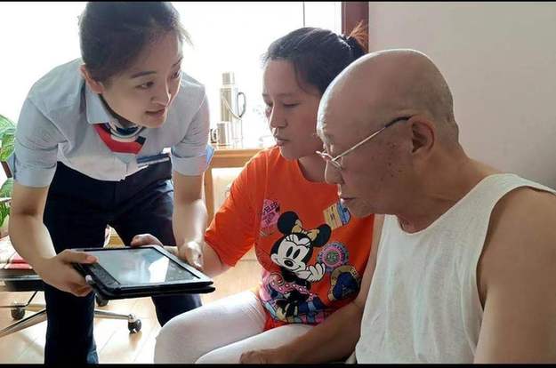 浦发银行哈尔滨延福支行工作人员上门为老人办理业务. 王芳/摄