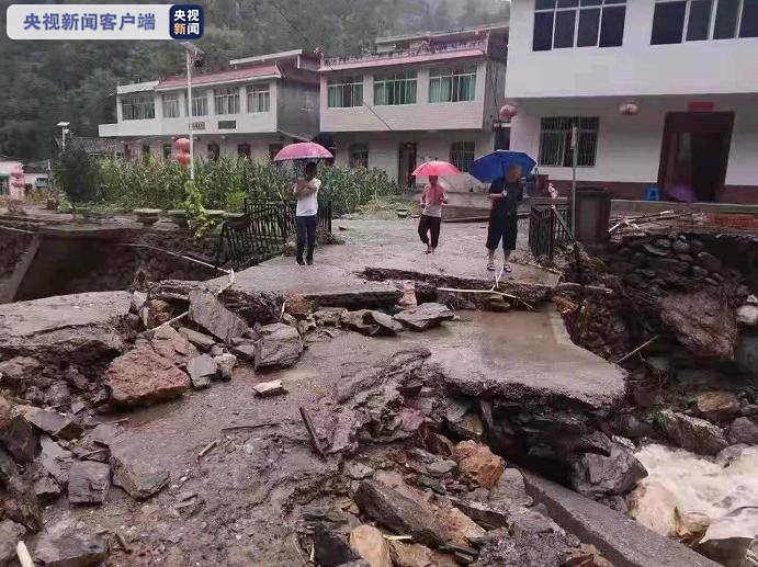 四川巴中普降暴雨 洪涝致多地内涝塌方 紧急转移安置18597人