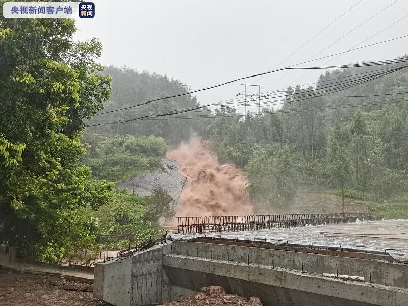 重庆忠县：暴雨致河流水位暴涨 救援工作有序进行中