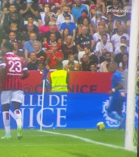 帕耶被砸倒瞬间