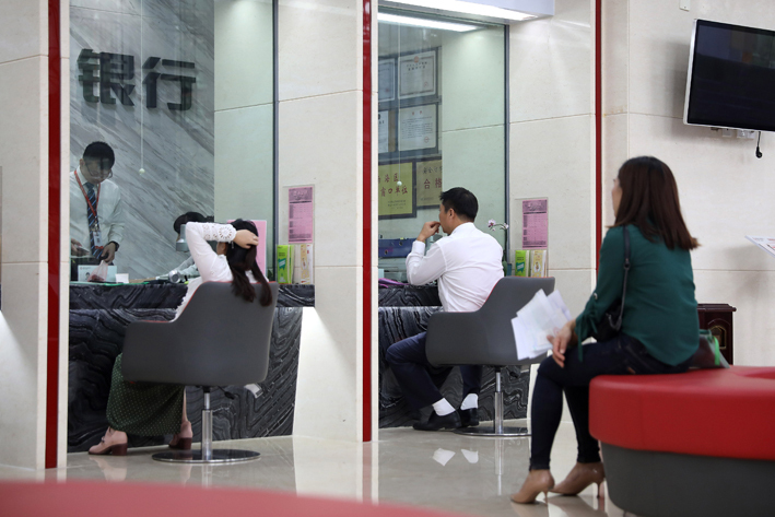 客户在某银行办理业务视觉中国图