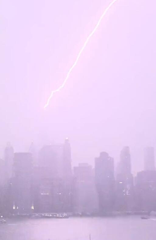 纽约世贸中心被击中：闪电直击尖顶，市民拍下惊人时刻