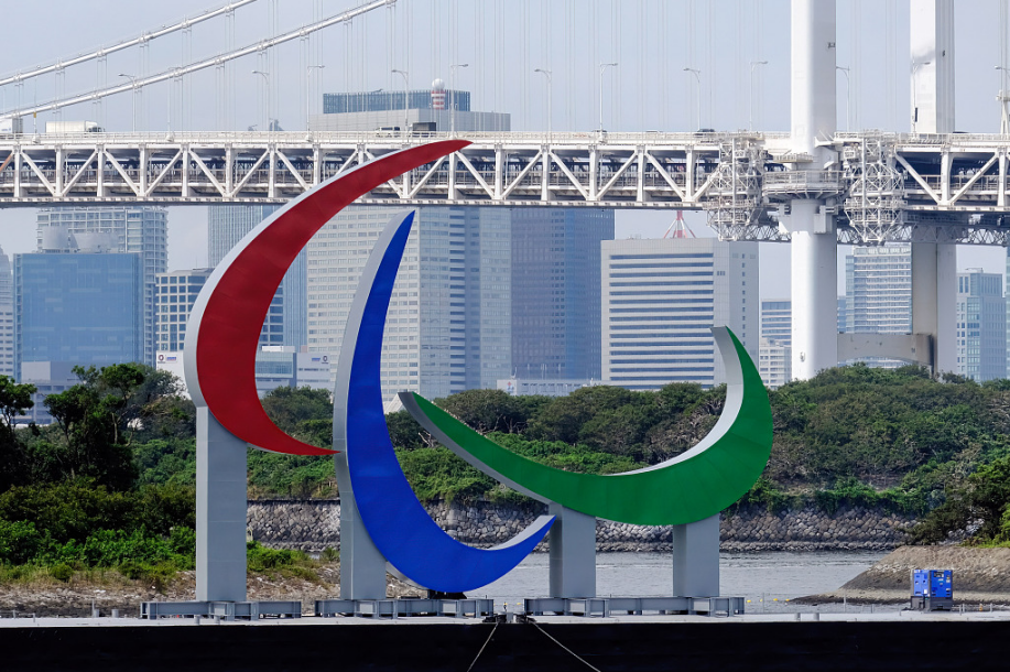 东京湾台场设置东京残奥会标志。