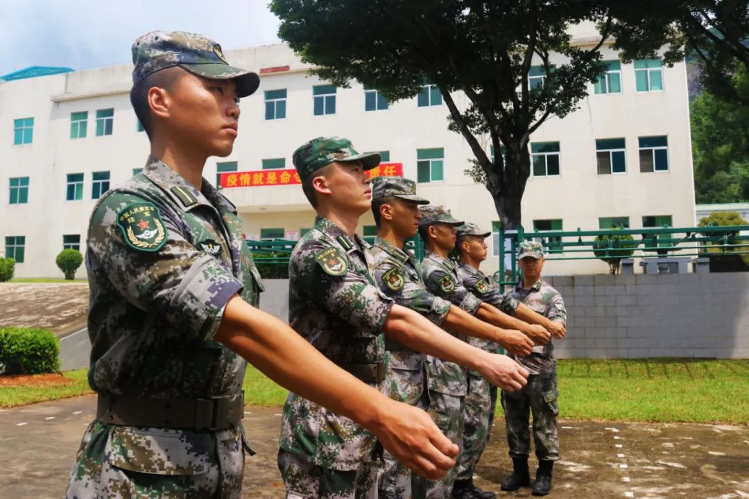 首批少尉新排长入列