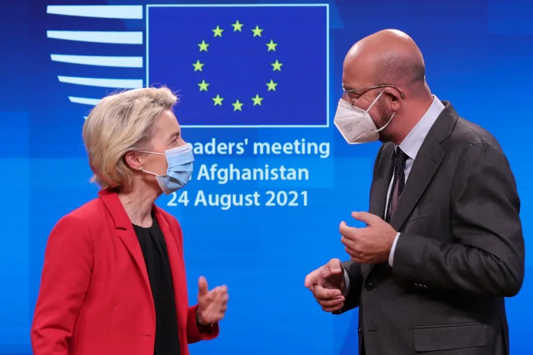 8月24日，在比利时布鲁塞尔，欧洲理事会主席米歇尔（右）与欧盟委员会主席冯德莱恩在记者会后交流。新华社记者 郑焕松 摄