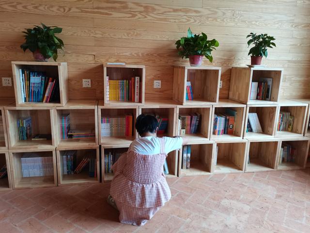 孩子们正在对图书进行分类,整理. 受访者供图