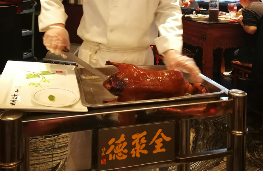 全聚德放下身段降价取消服务费却仍被吐槽发生了什么