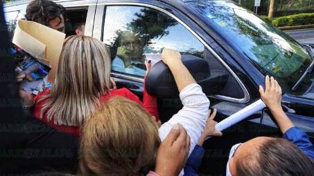 △墨西哥总统洛佩斯，黑色汽车副驾驶位（图片来源：墨西哥当地媒体）