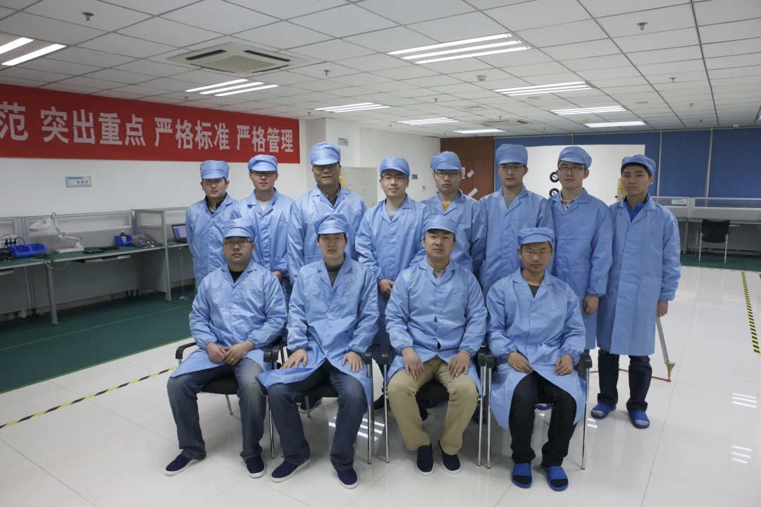 王飞教授（前排右二）负责的西安交大空间视觉团队（图源：西安交大）