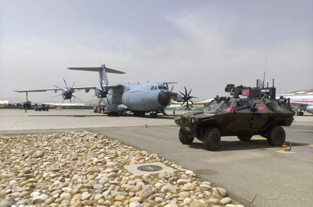 喀布尔机场的土耳其运输机和装甲车，图源：土耳其国防部