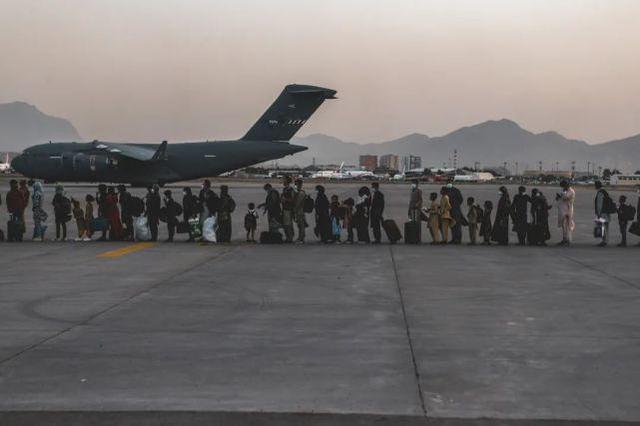 当地时间2021年8月23日，阿富汗喀布尔，美军撤离阿富汗相关人员行动持续进行 图源：人民视觉