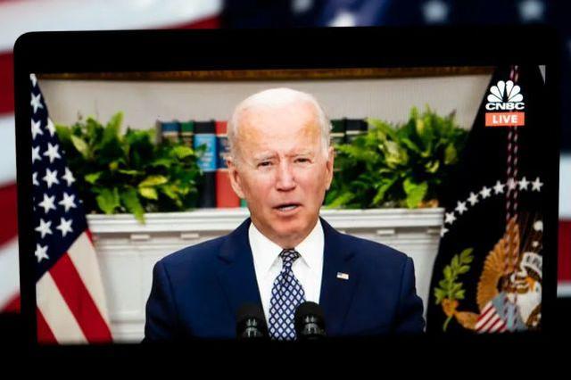 这张8月24日拍摄的屏幕显示的是美国总统拜登在华盛顿白宫发表讲话。新华社记者 刘杰 摄