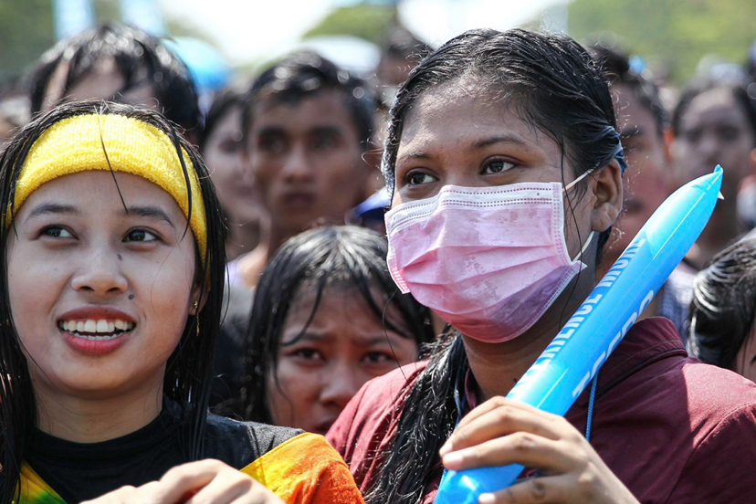 13岁少年每天最多要搬运十具尸体|缅甸|疫情|新冠肺炎_新浪新闻