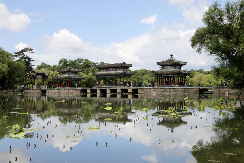 避暑山庄的盛夏与其他地方略有不同微风中都附着凉意亭台楼阁更携清爽