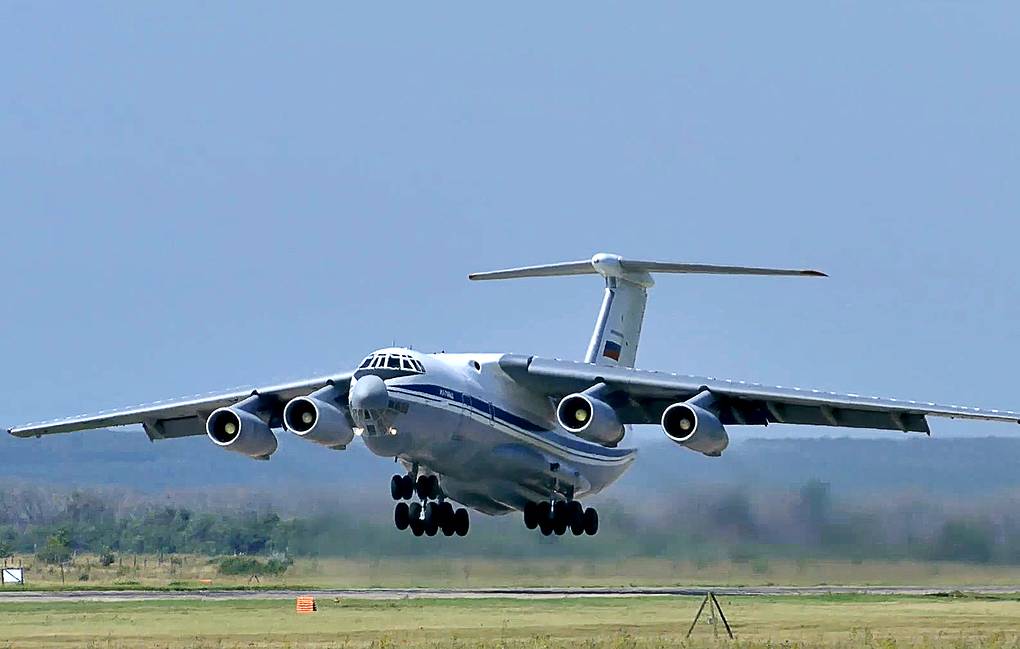 俄罗斯军机搭载撤离阿富汗的多国公民抵达莫斯科