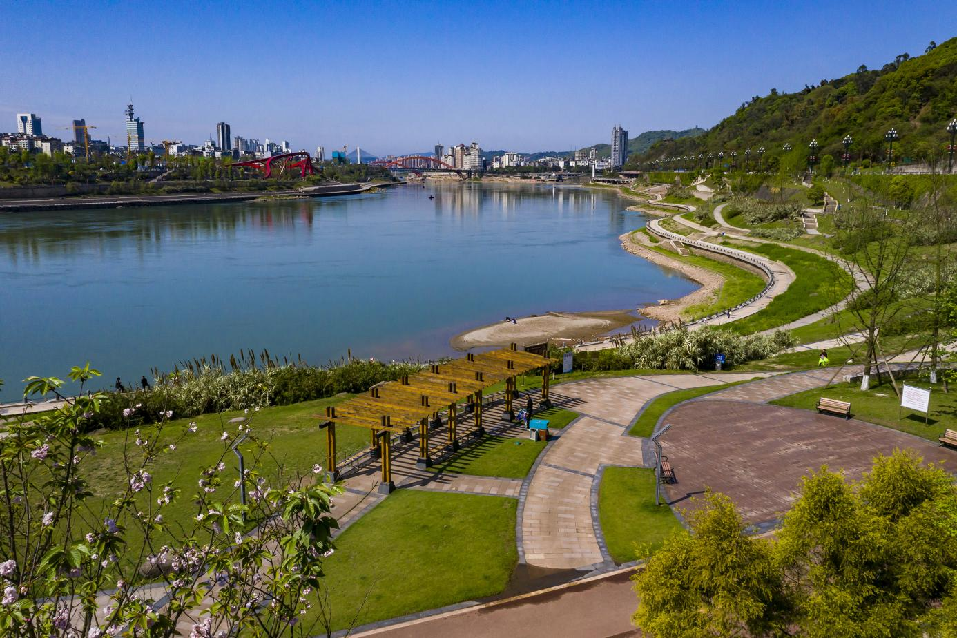 (长江生态综合整理后滨江路三江新区段曾朗摄)为了筑牢生态屏障,宜宾