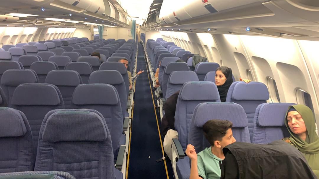 CNN记者发布图片，客机仅有零星乘客。（推特）