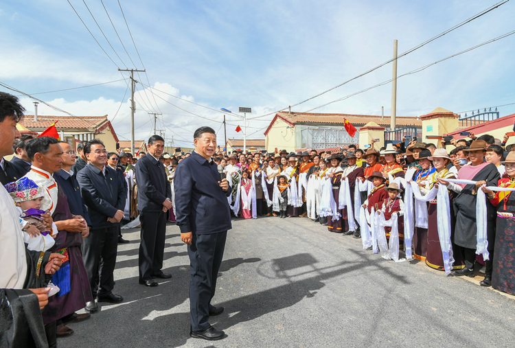 △2021年6月8日，习近平总书记在青海省海北藏族自治州刚察县沙柳河镇果洛藏贡麻村考察时，同村民们亲切交流。