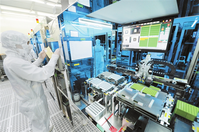 图为开发区的格科微电子有限公司,员工在生产集成电路等电子产品.