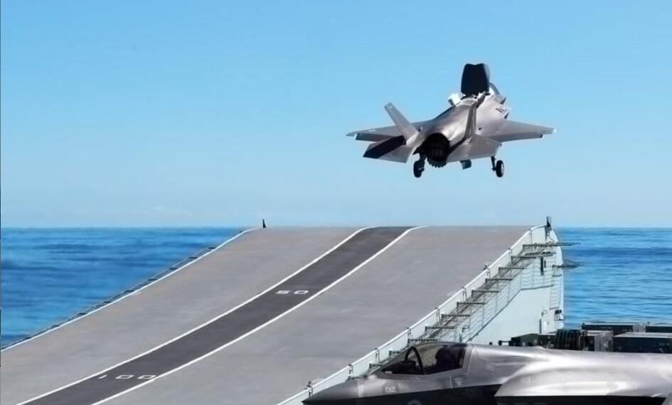 f-35b舰载机从英国航母上起飞
