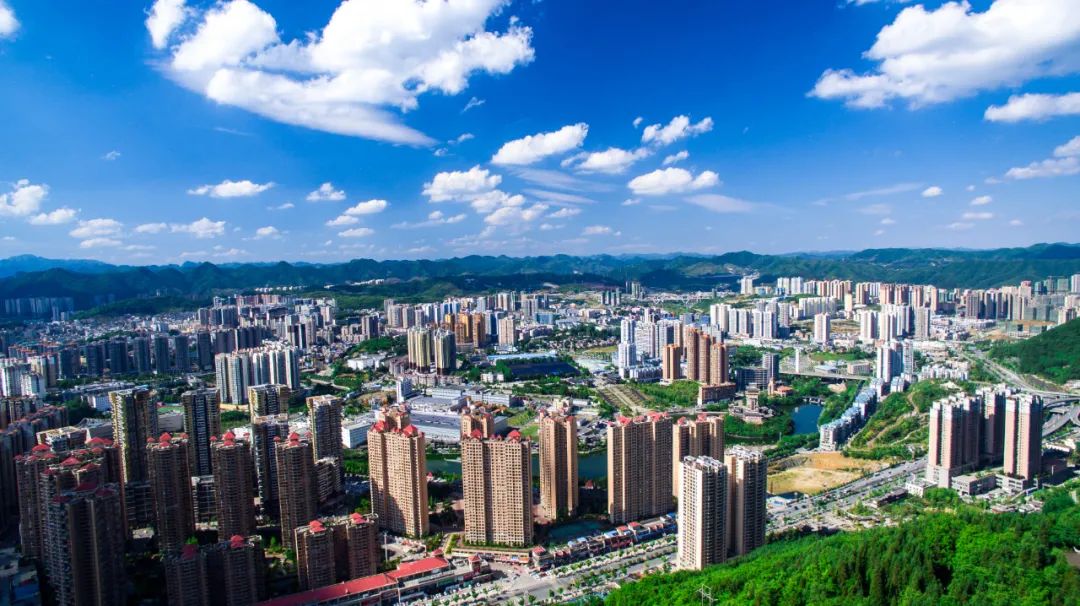 毕节市城区一角.肖东 摄