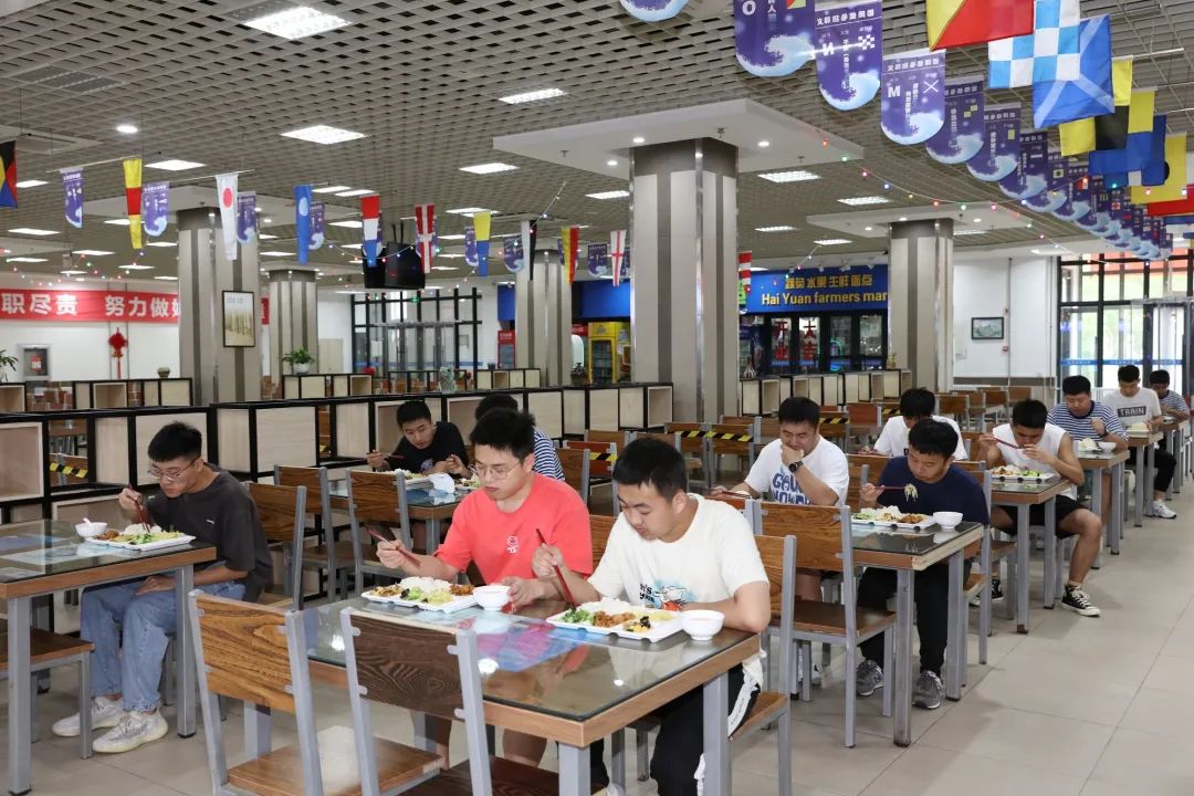 错时就餐演练在中心食堂一楼进行.
