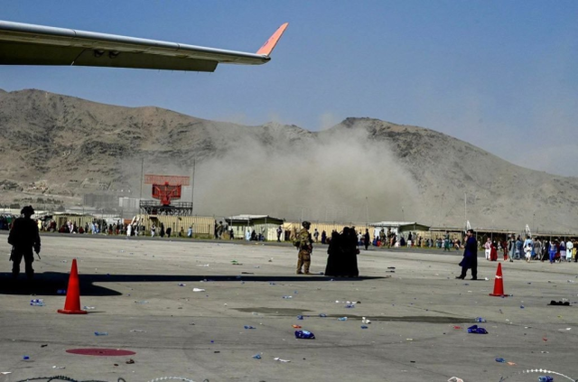 喀布尔机场当地时间26日发生爆炸。图源：外媒