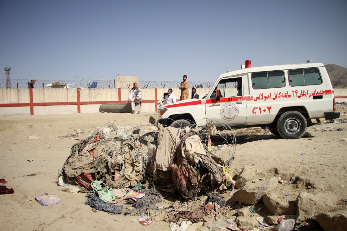 8月27日，一辆救护车停在阿富汗喀布尔机场附近的爆炸现场。新华社 图