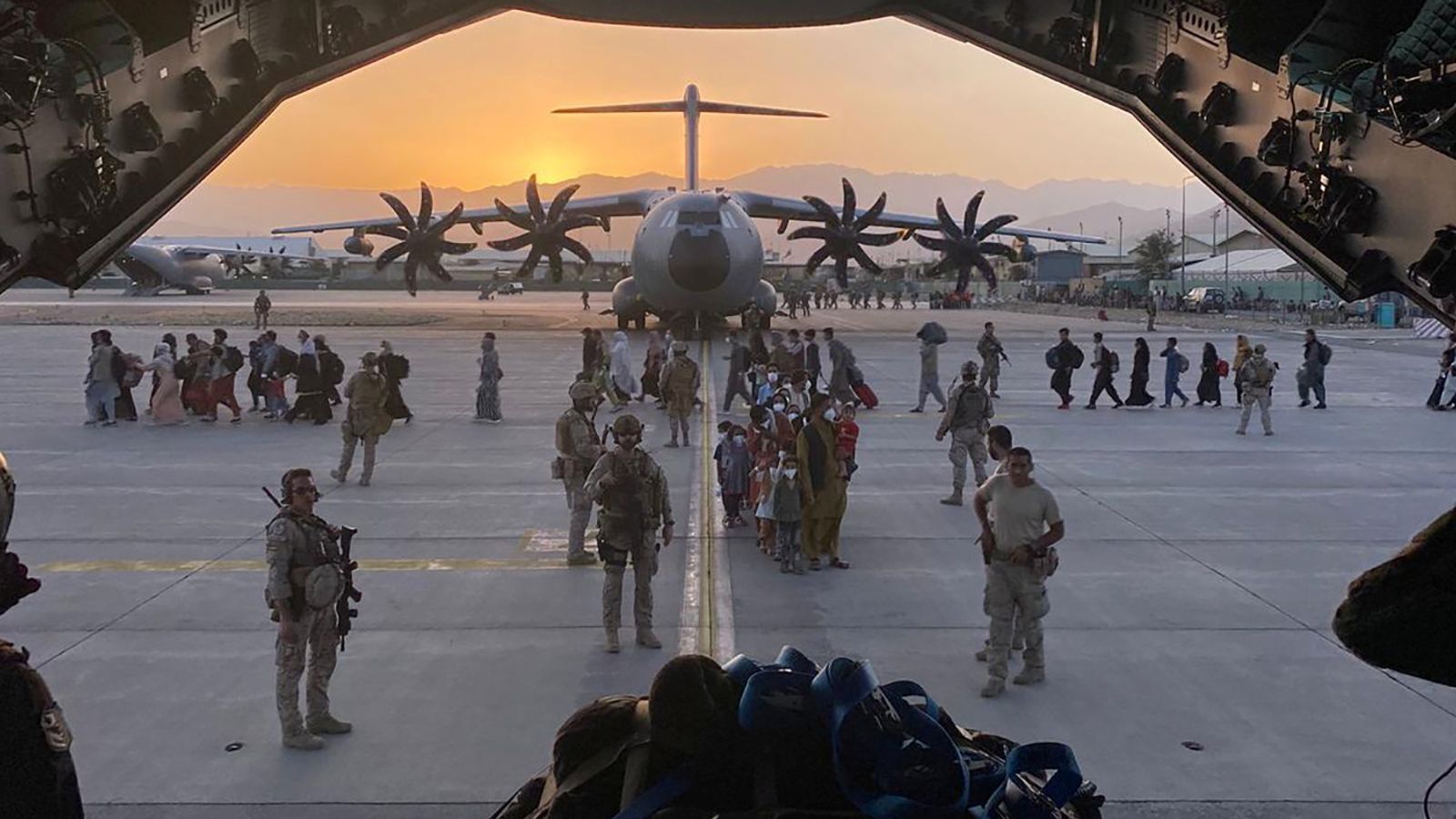 △喀布尔机场内正在撤离的美军