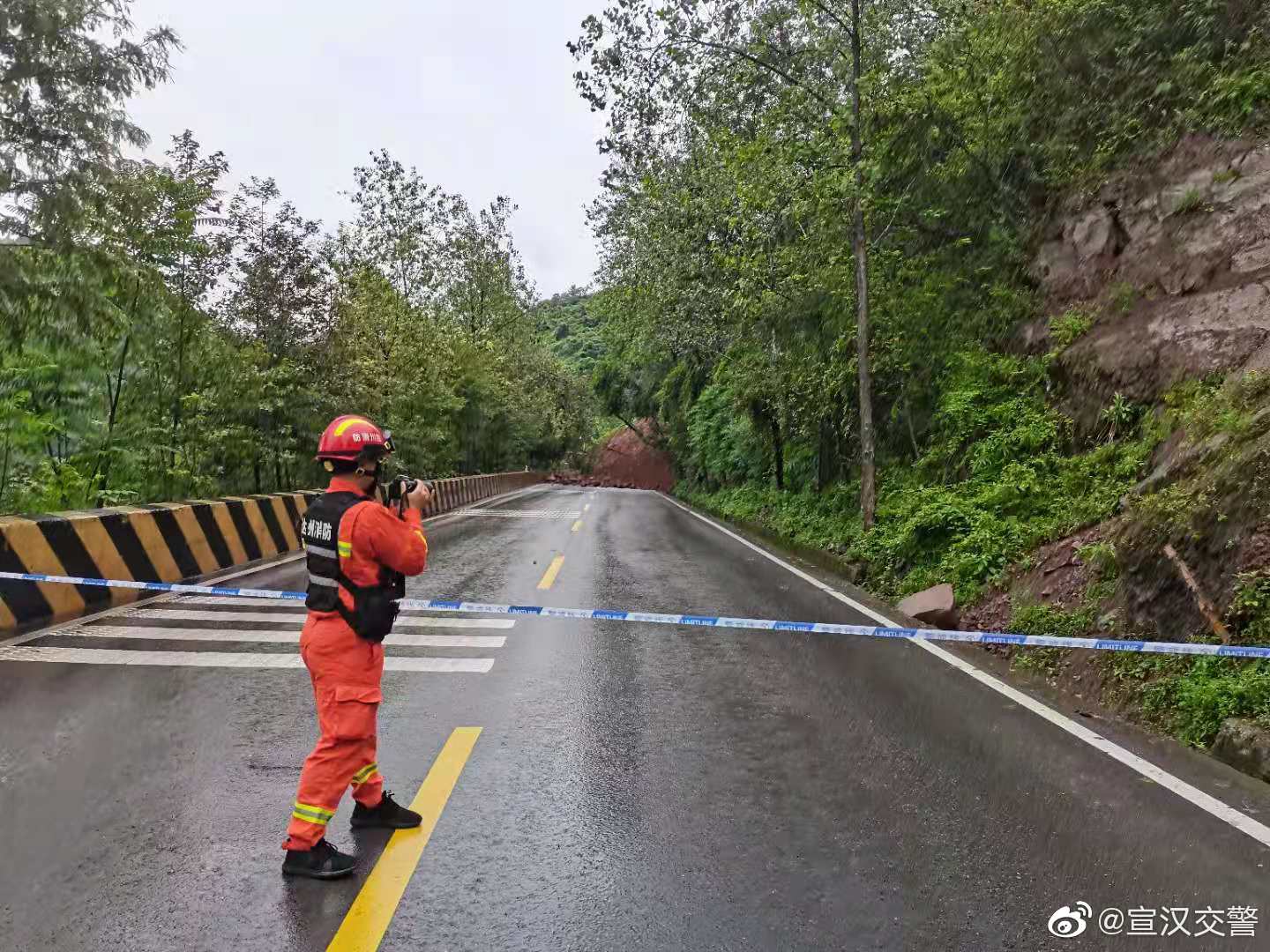 降雨引发山体滑坡 四川省道303宣南线正在抢通