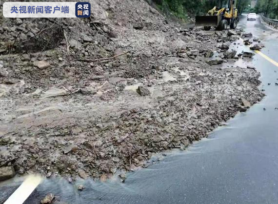 重庆暴雨导致公路塌方 交通部门积极抢险