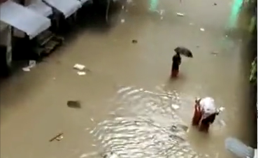 暴雨袭城 重庆巫溪消防紧急出动帮助商户转移