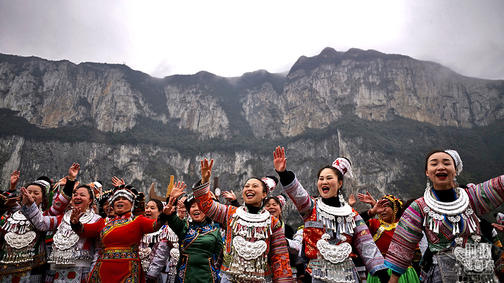 △今年2月，习近平来到贵州化屋村考察，当地村民用欢快的苗家歌舞迎接总书记。（总台央视记者王哈男拍摄）