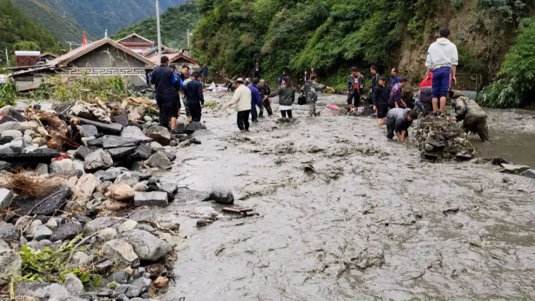 四川各地迎来强降雨 提前转移1.1万余人