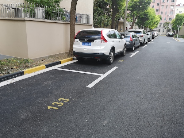 图说:小区"美丽家园"改造完成后,新增不少停车位