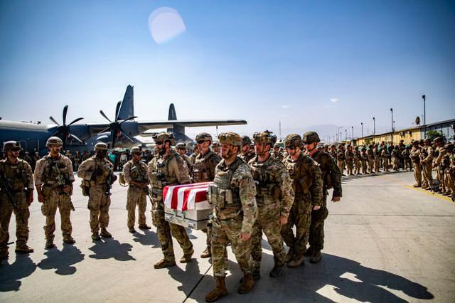 美军在喀布尔机场为丧生美军举办纪念仪式，图源：美国中央司令部