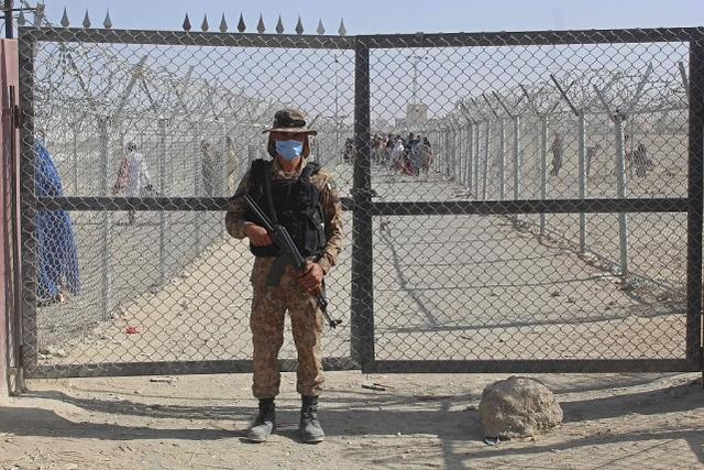 阿富汗和巴基斯坦边境的巴方士兵，图源：人民视觉